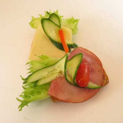 10408 glutenfritt påsmurt 2 stk skinke og ost 800x800.JPG