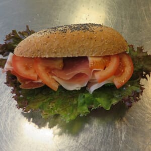Frokostbrød eller ciabatta ass. pålegg til 5 personer