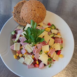 Salat med ost og skinke